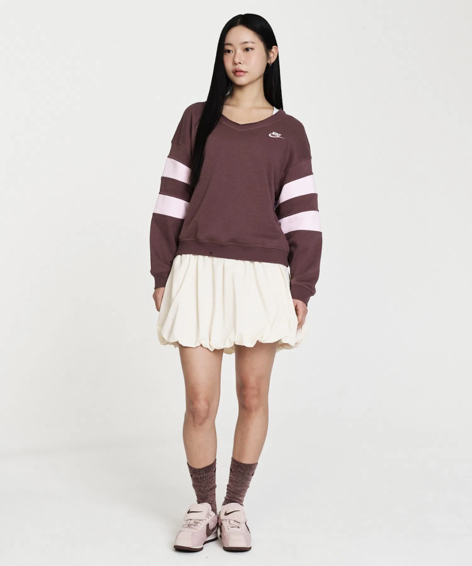 Женская флисовая толстовка Nike Sportswear Club с V-образным вырезом, модель IQ0085-503, с рисунком татуировки. — фото 4