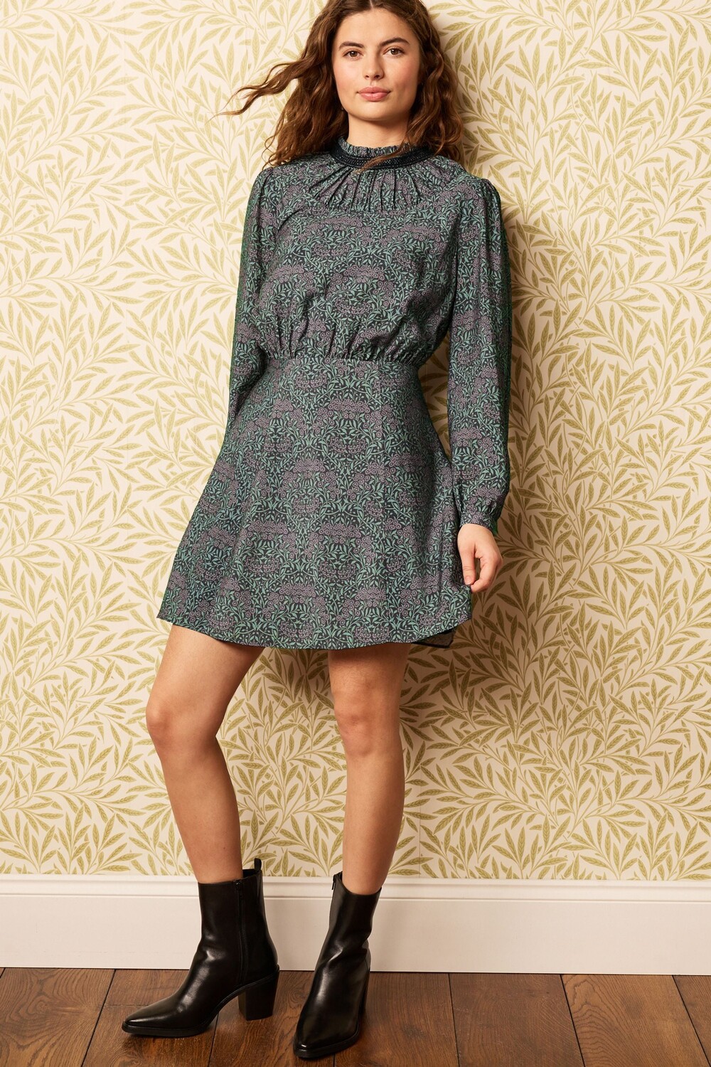 

Платье мини Morris & Co Michaelmas с высоким воротником и узором ромашки Next, фиолетовый