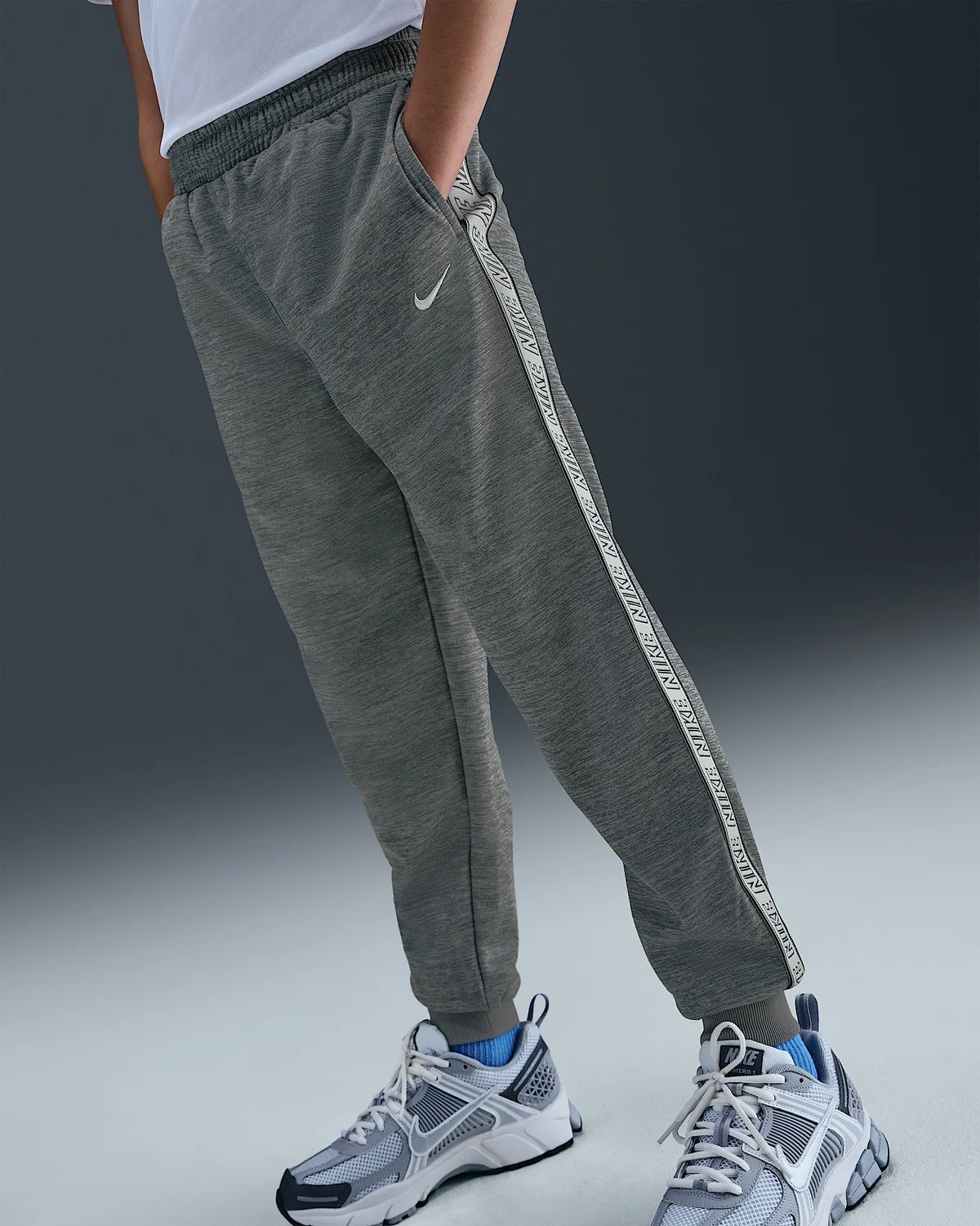 Детские спортивные штаны Nike Sportswear Club Dri-FIT, Smoke Grey/Particle Grey/Heather/White — фото 2