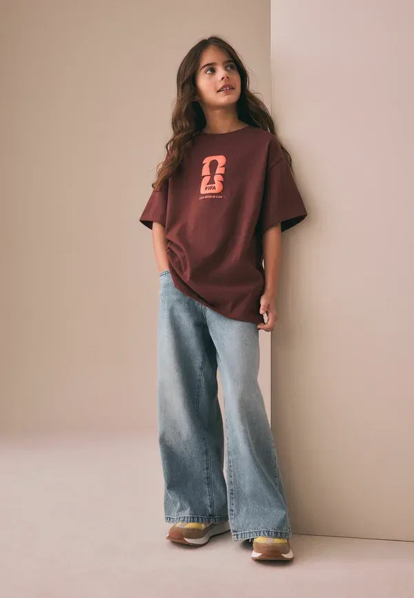 Футболка Regular fit, бренд Next, модель FIFA License Oversized Graphic T-Shirt, коричневый — фото 2