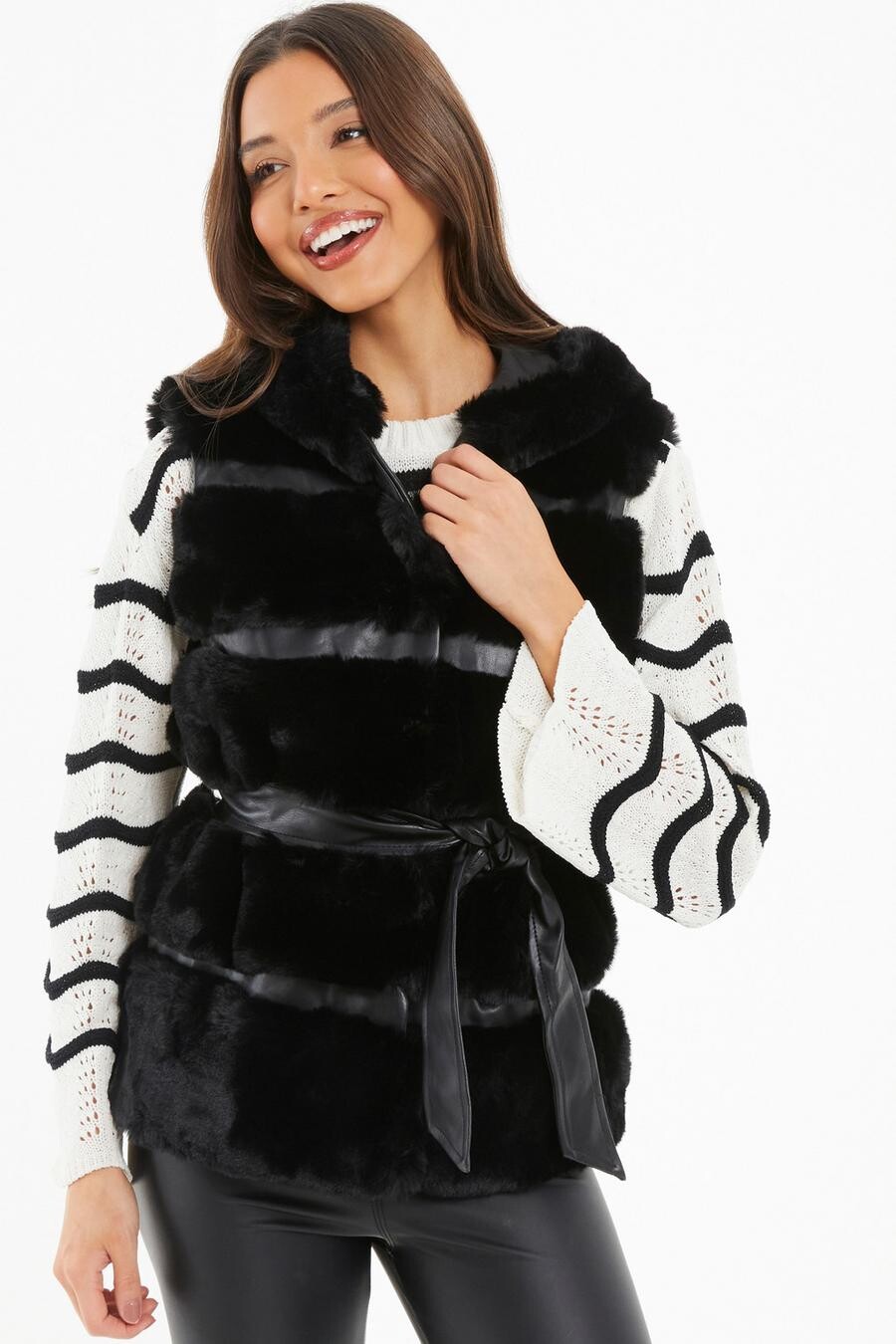 

Черный жилет с капюшоном из искусственного меха QUIZ Clothing