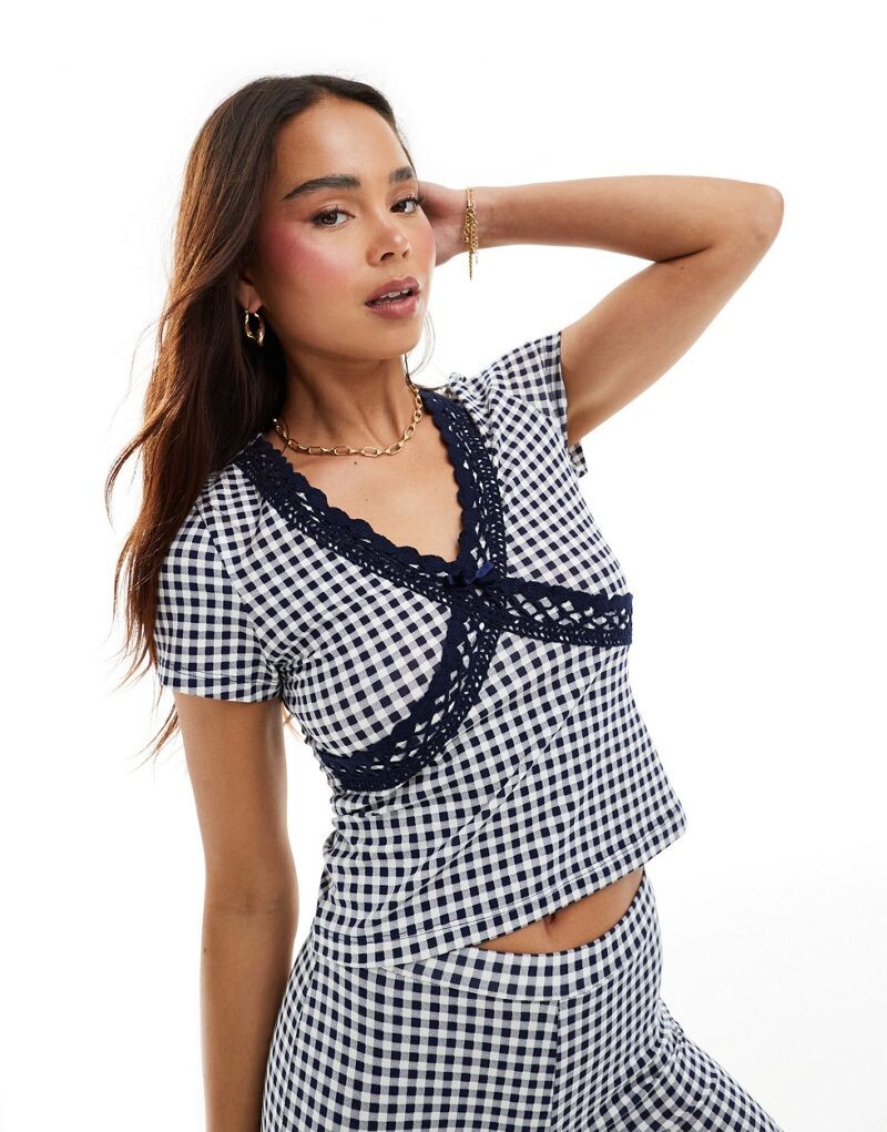 

Клетчатый топ ASOS DESIGN с V-образным вырезом и кружевной отделкой в ​​тон