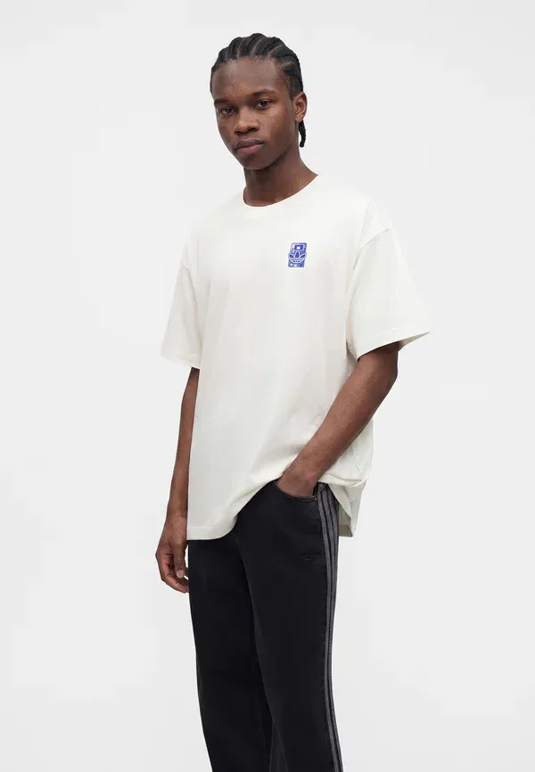 Футболка оверсайз с принтом Adidas Originals, цвет офф-вайт — фото 4