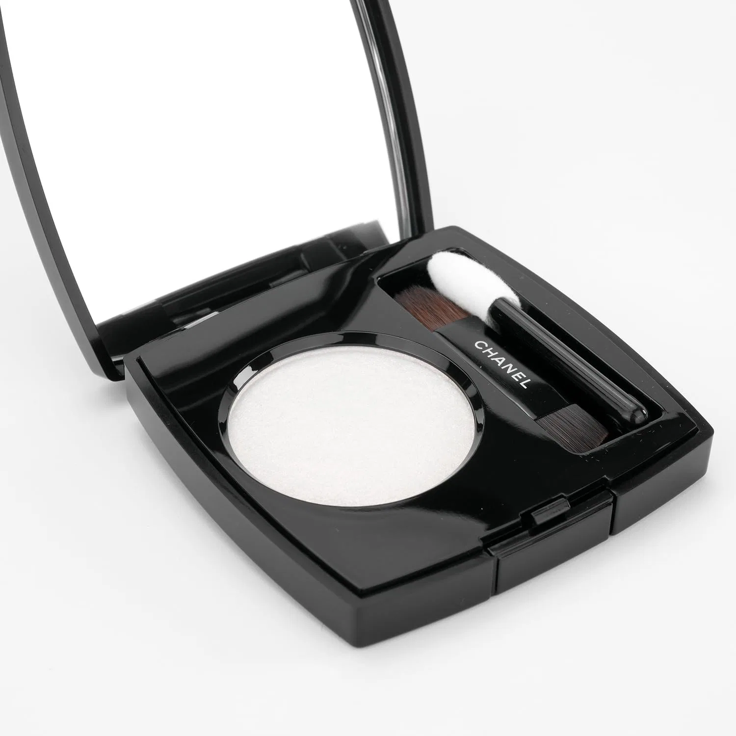 Тени для век Chanel Ombre Essentiel #220 Blanc Pail, 2.2 г — фото 3