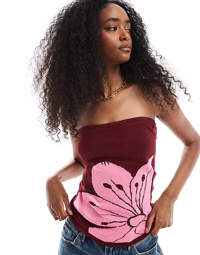 

Вязаный топ-бандо ASOS DESIGN с крупным цветком розового цвета
