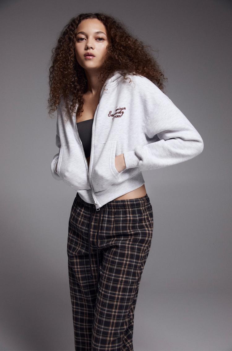 

Укороченная толстовка с капюшоном на молнии Pull And Bear, серый