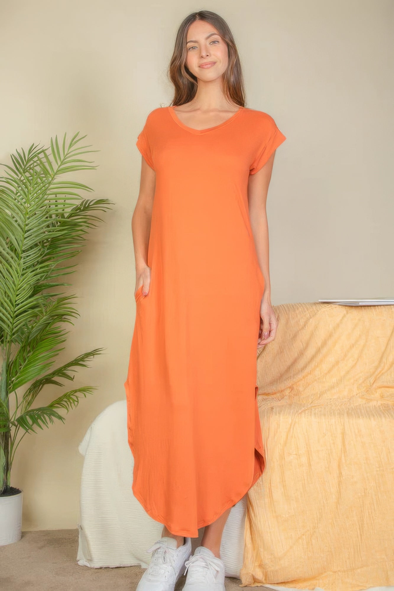 

Длинное платье с V-образным вырезом и скрытым карманом FASHNZFAB, цвет mango