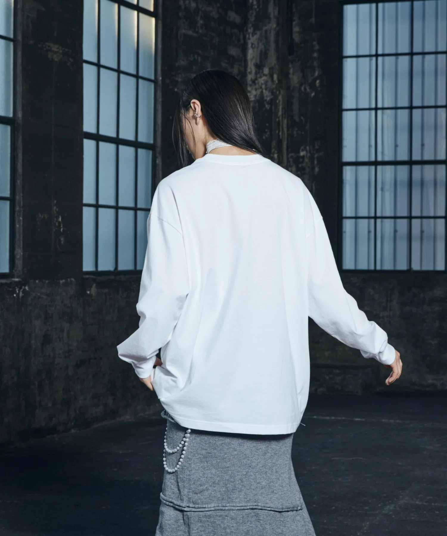 Женская футболка NIKE Oversized с длинным рукавом белая — фото 4
