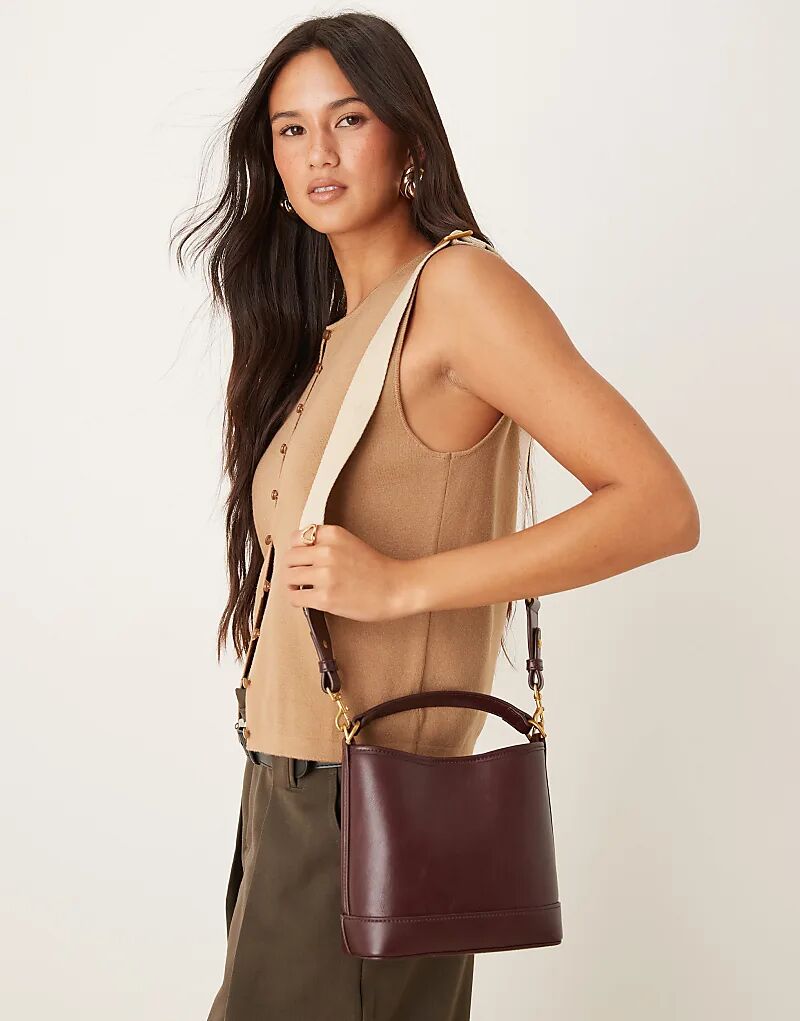 

Классическая квадратная мини-сумка через плечо Mango с золотыми акцентами вишнево-красного цвета