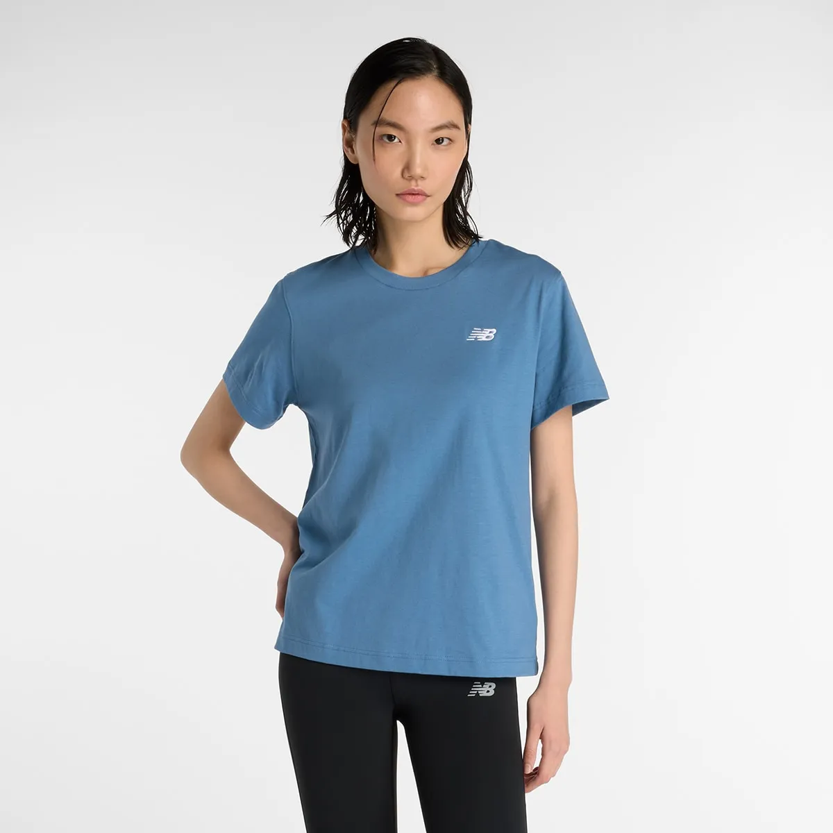 

Женская спортивная футболка Sport Essentials Jersey New Balance, синий