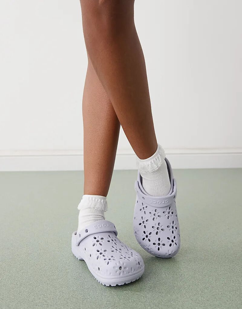 Классические сабо Crocs с цветочным принтом, цвет "фиолетовая луна" — фото 3