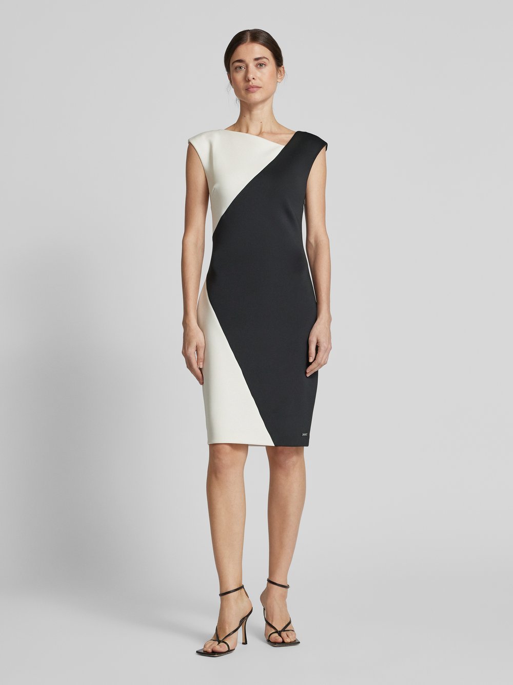 

Платье-футляр длиной до колена с этикеткой Calvin Klein Womenswear, черный