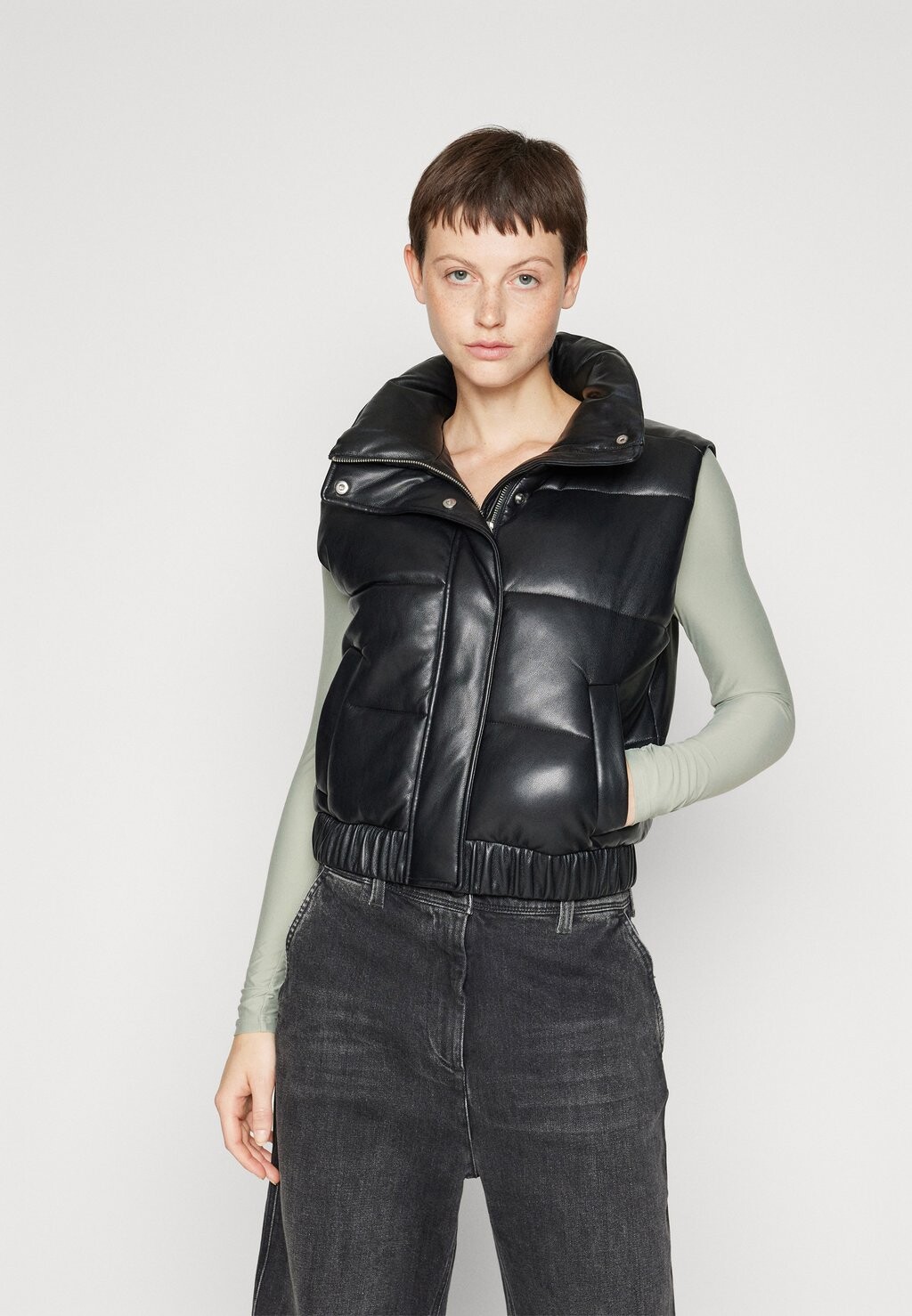 

Жилет Abercrombie & Fitch ЖИЛЕТ ULTRA PUFF, цвет black leather