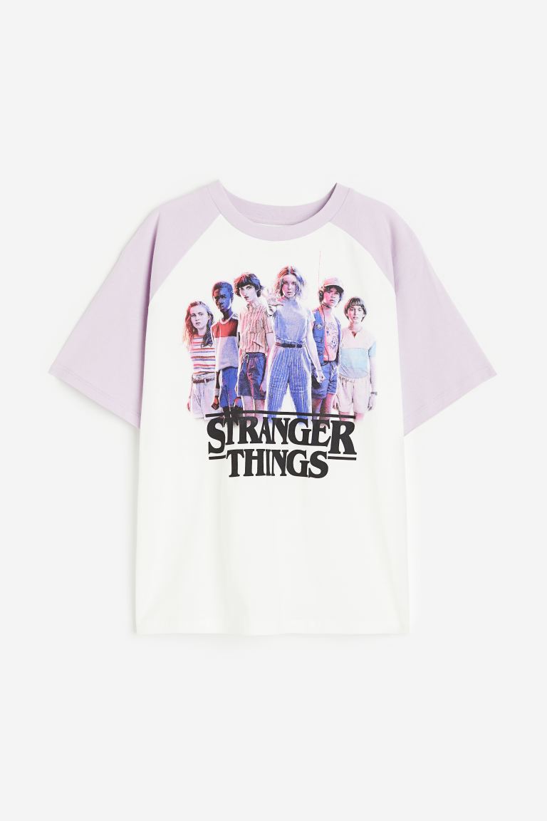 

Футболка H&M Stranger Things Printed Cotton, белый/светло-фиолетовый