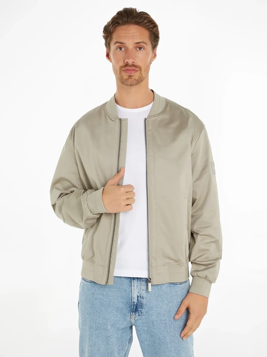 

Куртка Calvin Klein для колледжа "SATEEN STRETCH HERO BOMBER", цвет London Fog