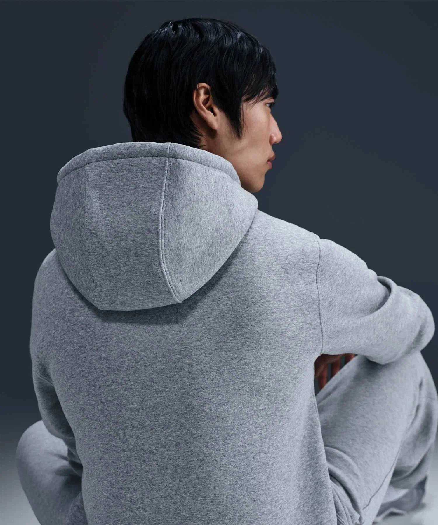 Мужская флисовая толстовка Nike Club на молнии FN3862-063, темно-серый меланж — фото 2