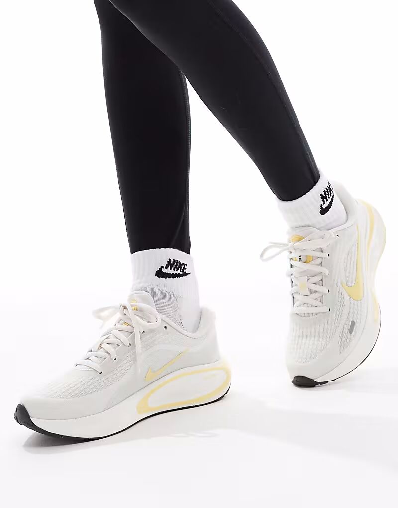 Кроссовки Nike Running Journey Run белого и желтого цвета