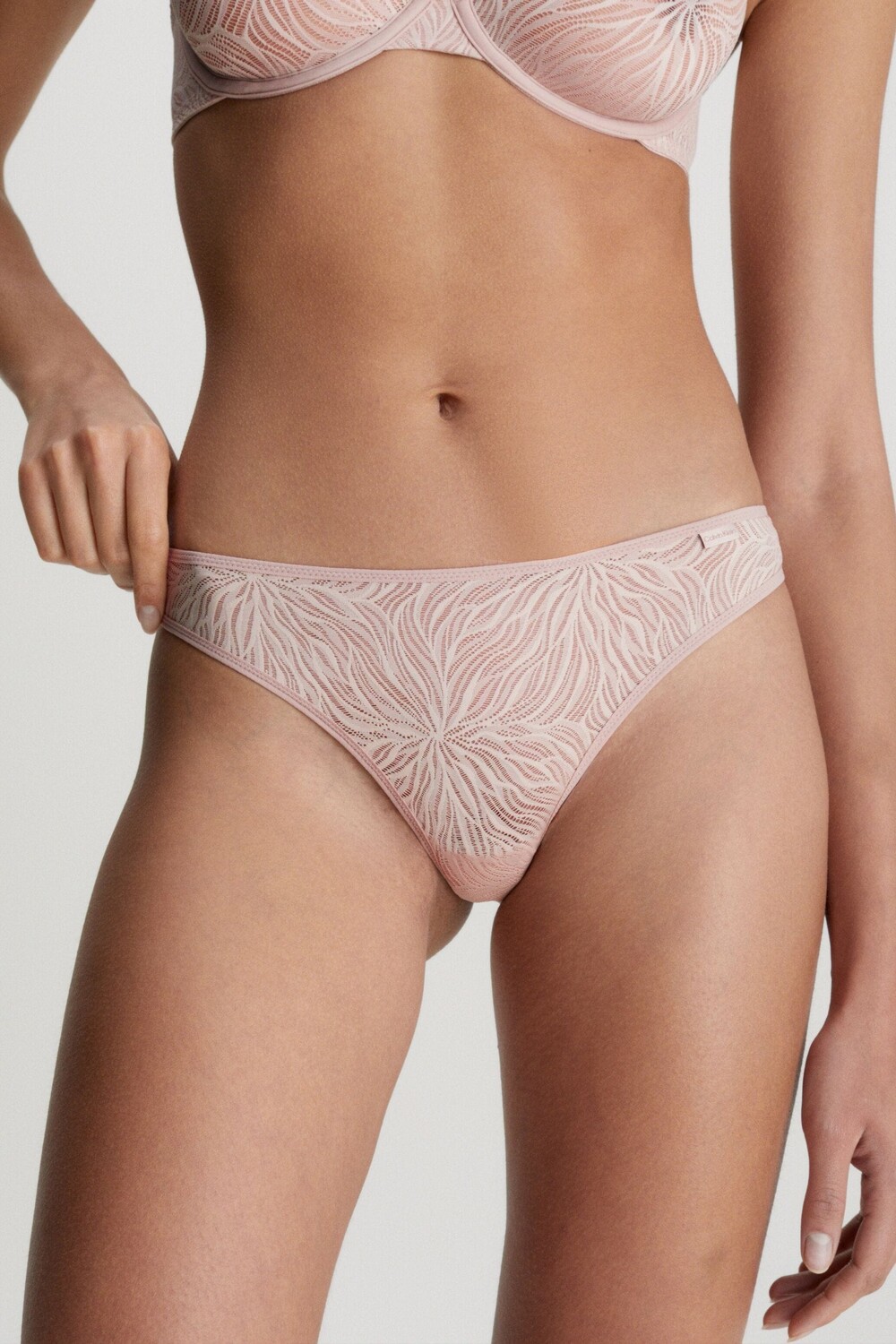 

Прозрачные кружевные стринги цвета nym Marquisette Calvin Klein, бежевый