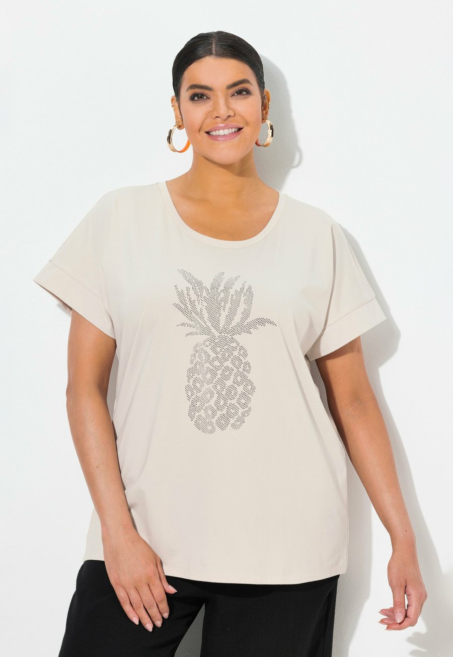 

Футболка Ulla Popken RHINESTONE PINEAPPLE CAP SLEEVE, Grey/Beige/Grey, Серый, Футболка Ulla Popken RHINESTONE PINEAPPLE CAP SLEEVE, Grey/Beige/Grey