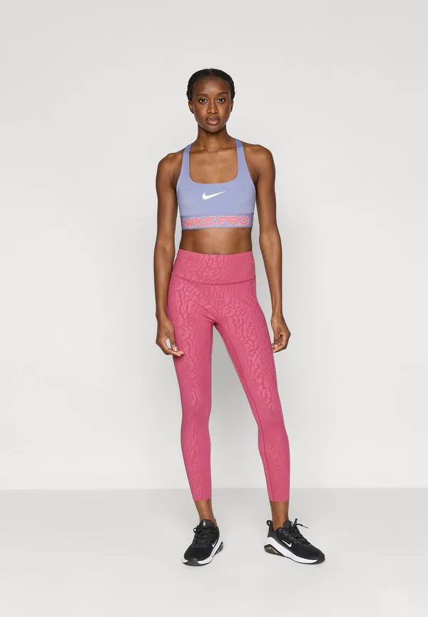 Спортивный бюстгальтер с легкой поддержкой Nike Performance, Iron Purple/Sea Coral/Metallic Silver-Coloured — фото 2