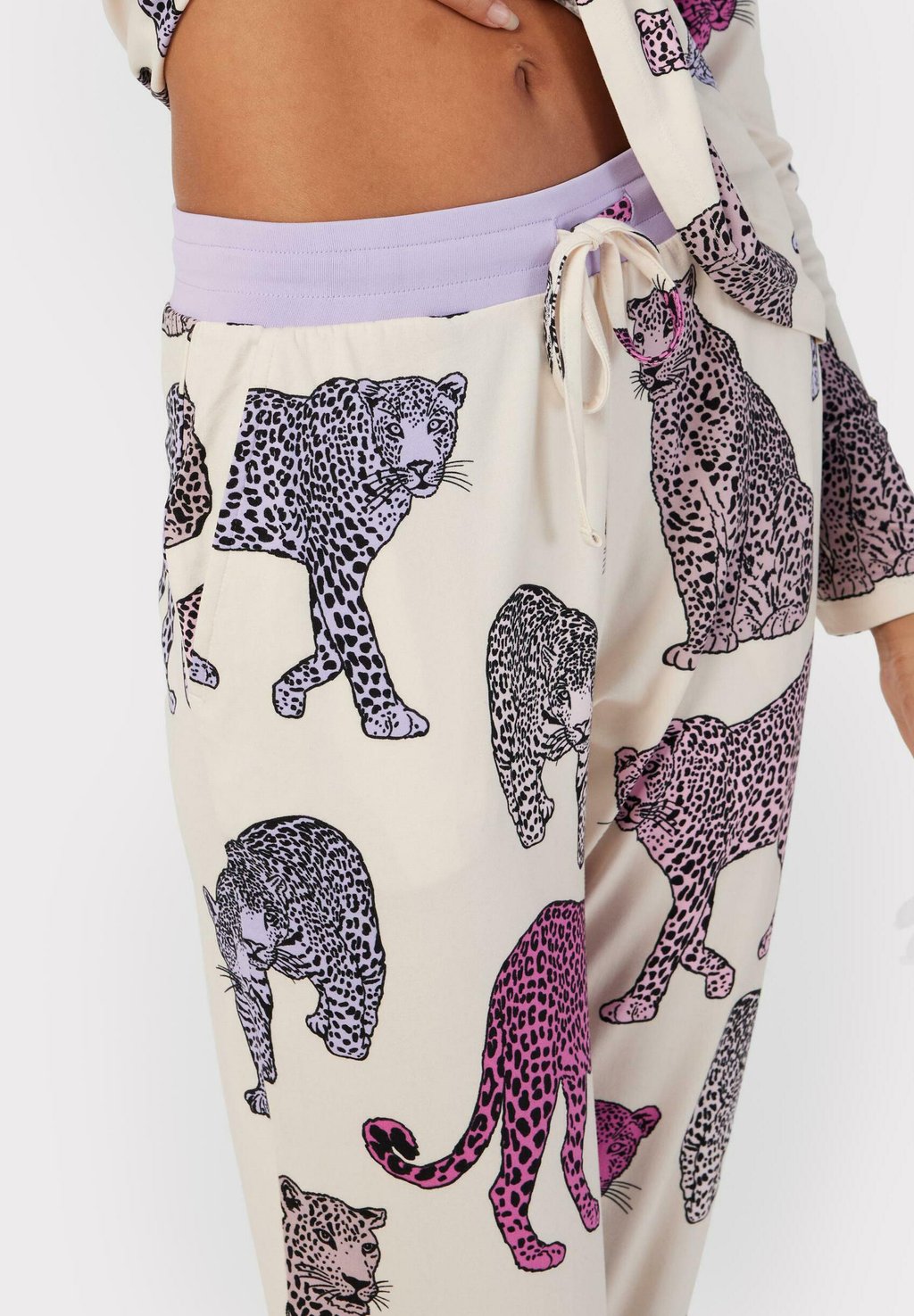 

Пижамный комплект SET LEOPARD PRINT Chelsea Peers, молочный