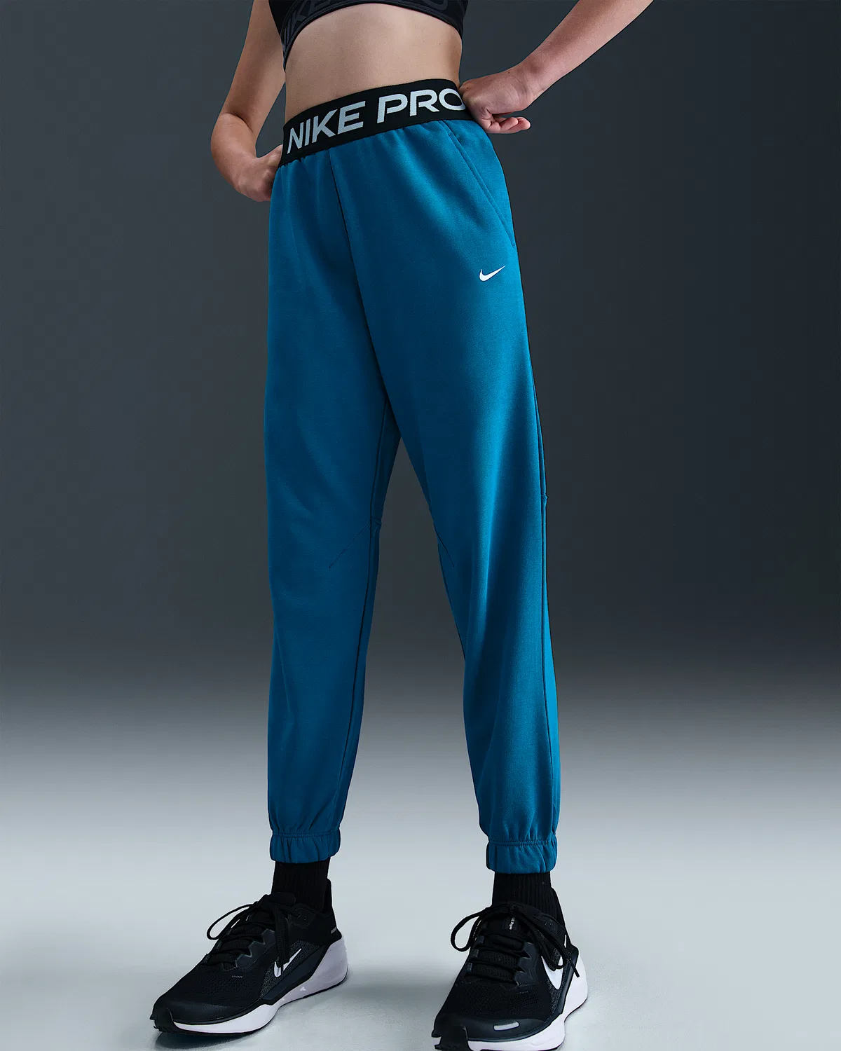 Детские (девчачьи) джоггеры Nike Pro Fleece Dri-FIT, Green Abyss/Green Abyss/Black/White — фото 2
