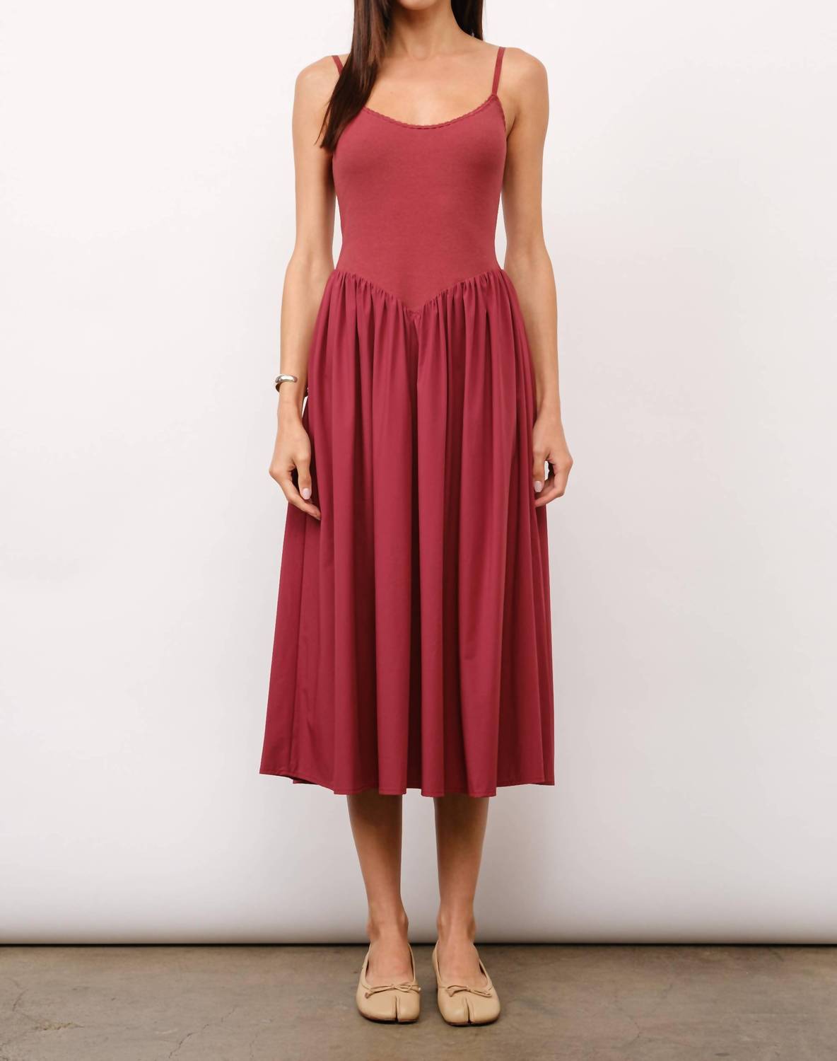 

Платье миди Chloe с контрастной резинкой в цвете розовое дерево Loucia