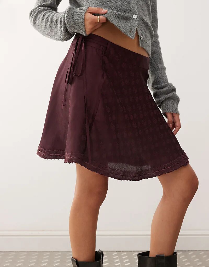 

Мини-юбка Reclaimed Vintage с запахом из фиолетового атласного жаккарда