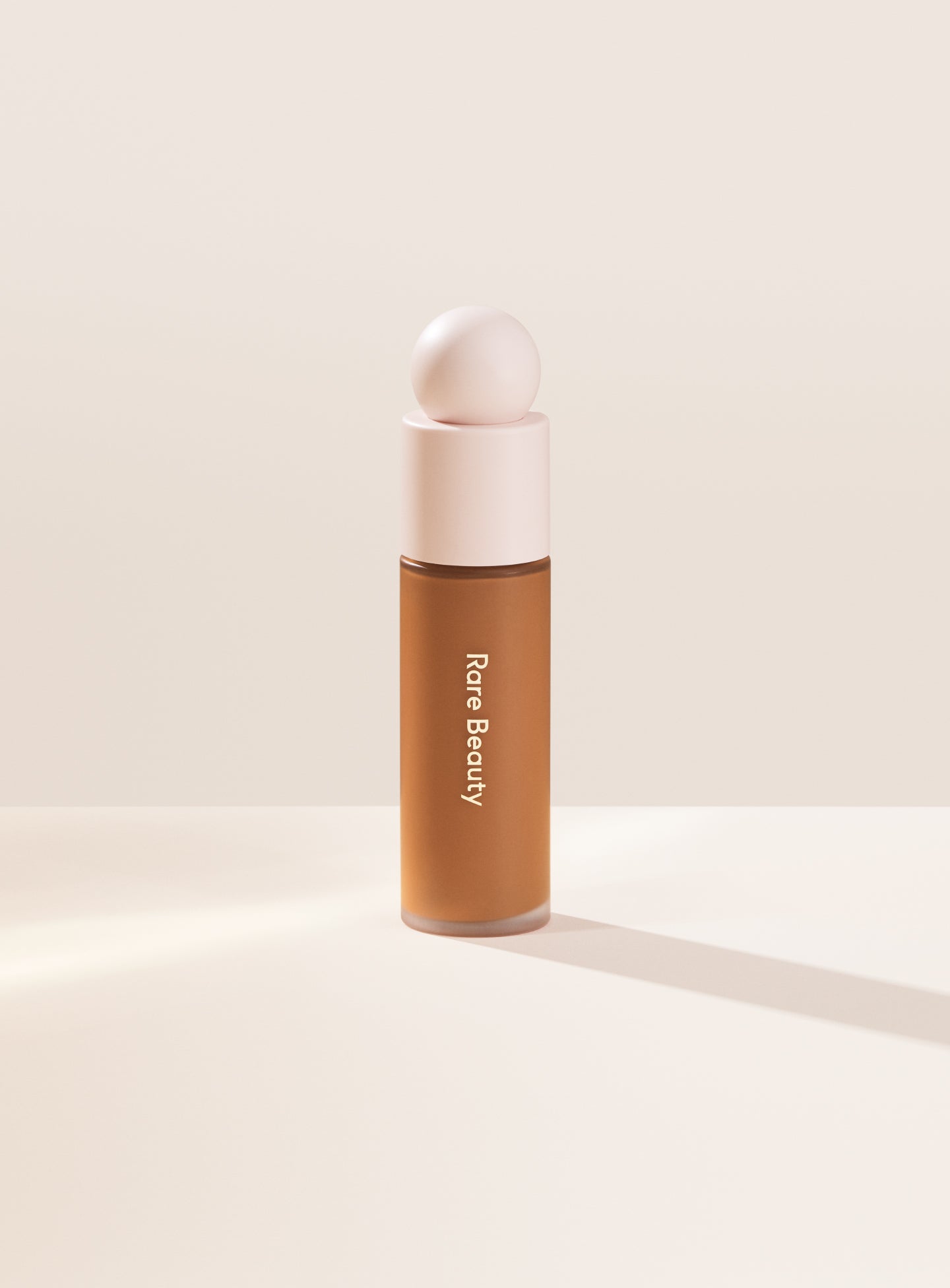 

Невесомая тональная основа Liquid Touch Rare Beauty, цвет 420n/medium deep with neutral golden undertones