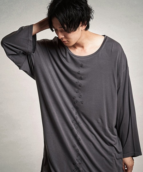 

NO ID. Футболка с принтом в виде шестиугольников, рукав 3/4, серый