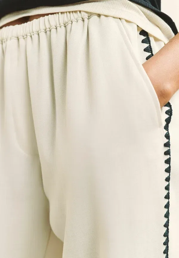Брюки Next, Tall fit embroidered side detail wide leg trousers, нейтральный черный — фото 2