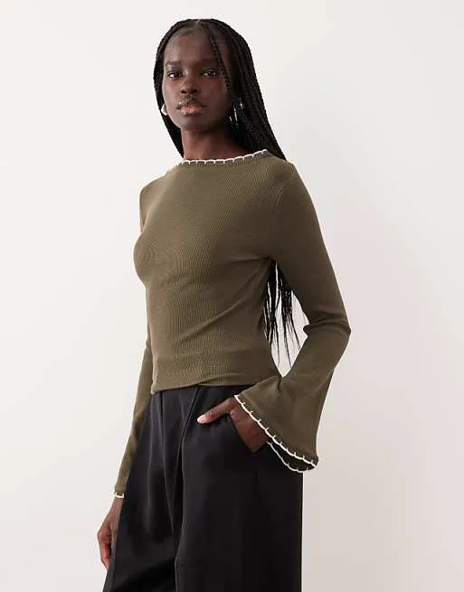

Оливковый топ с расклешенными рукавами в рубчик и фестончатым краем ASOS DESIGN