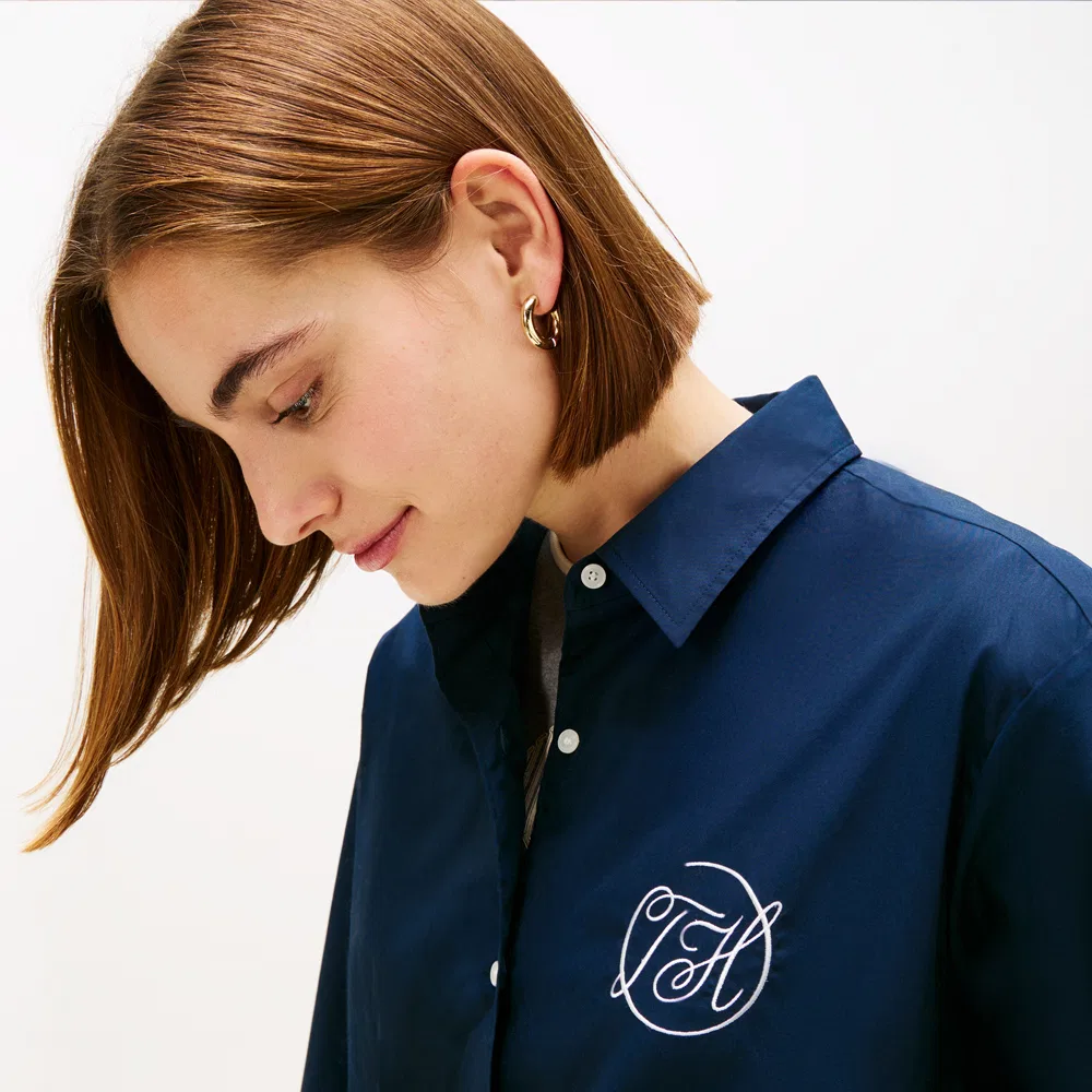 Женская поплиновая рубашка с логотипом, тёмно-синяя, от Tommy Hilfiger Women — фото 2