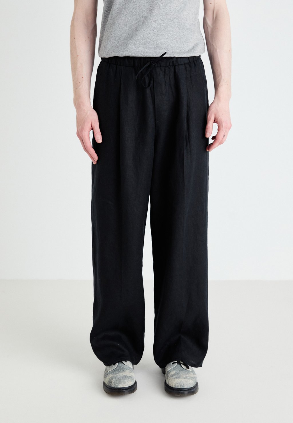 

Брюки ADLER LOOSE TROUSERS Weekday, черный
