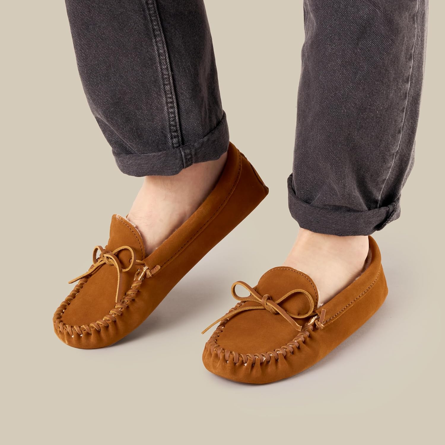 Мужские тапочки Minnetonka с ворсистой подкладкой и мягкой кожаной подошвой, коричневый — фото 2