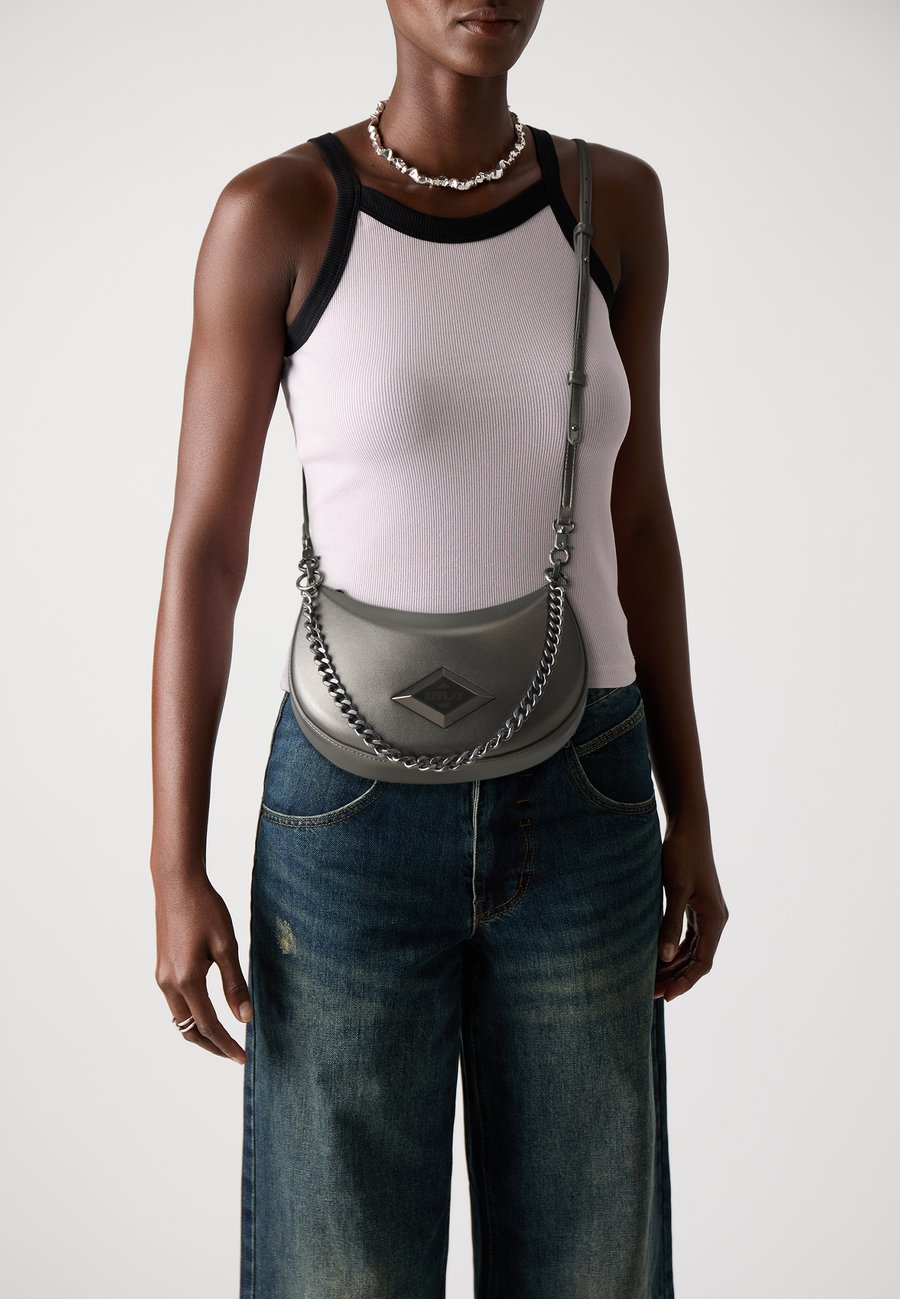 

Сумка Replay CARINNE RHOMBUS SHOULDER BAG, Gun Metal/Silver-Coloured