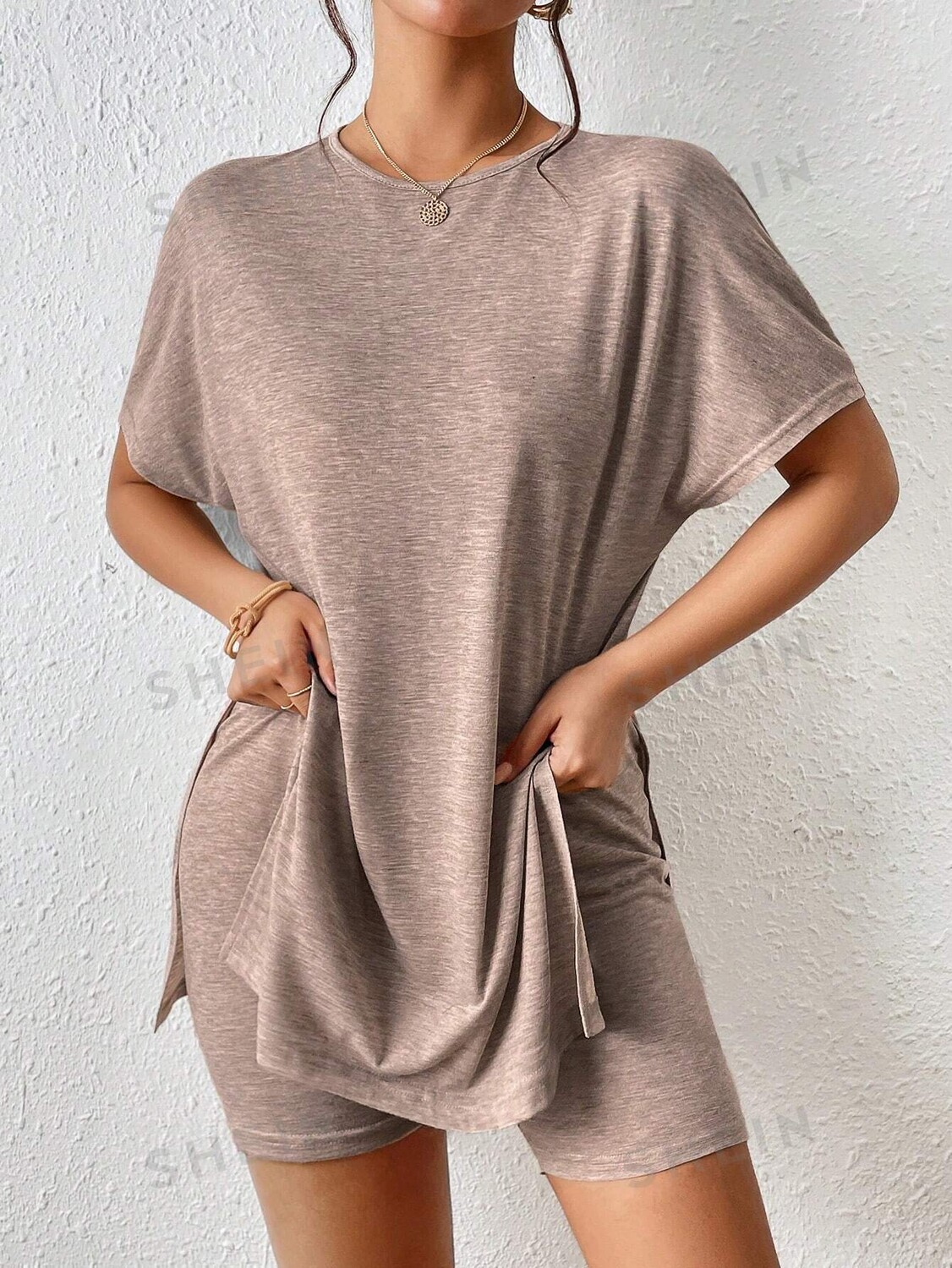 

Футболка Shein Frenchy и байкерские шорты с разрезом по низу, коричневый