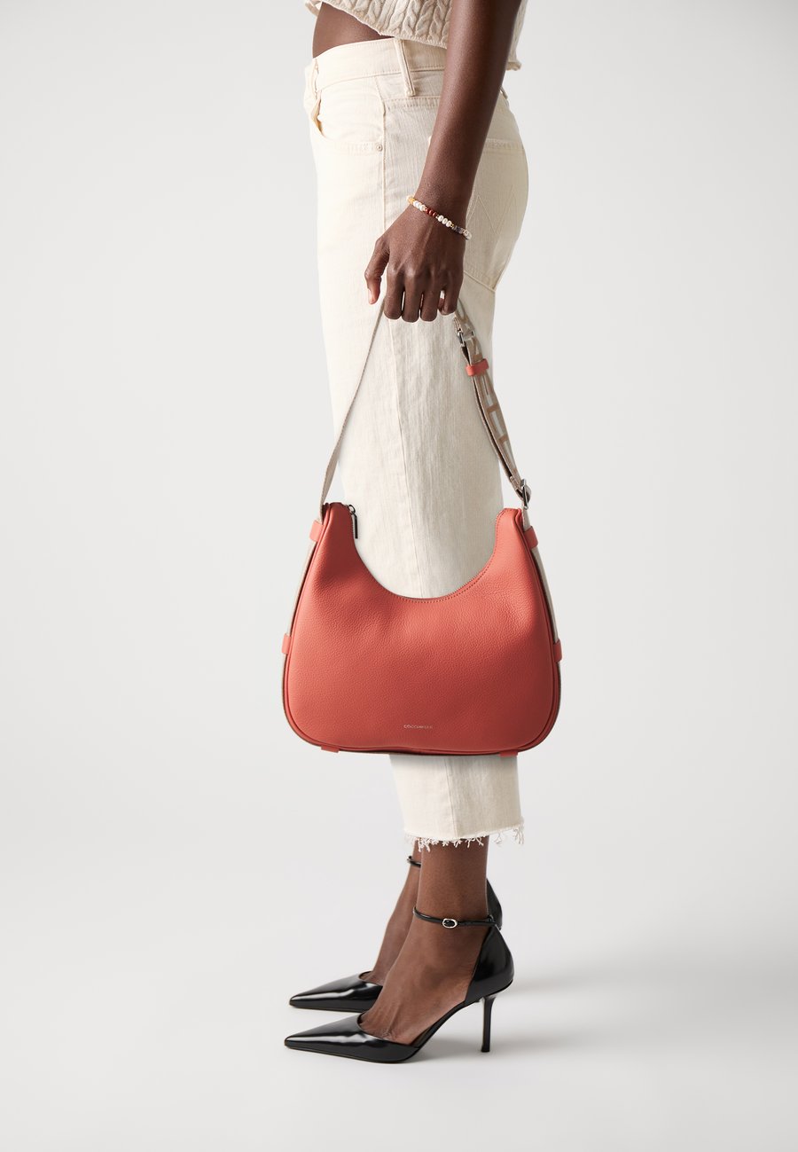 

Сумка кросс-боди Coccinelle Cross body bag, Pink Cla/Brunet/Pink