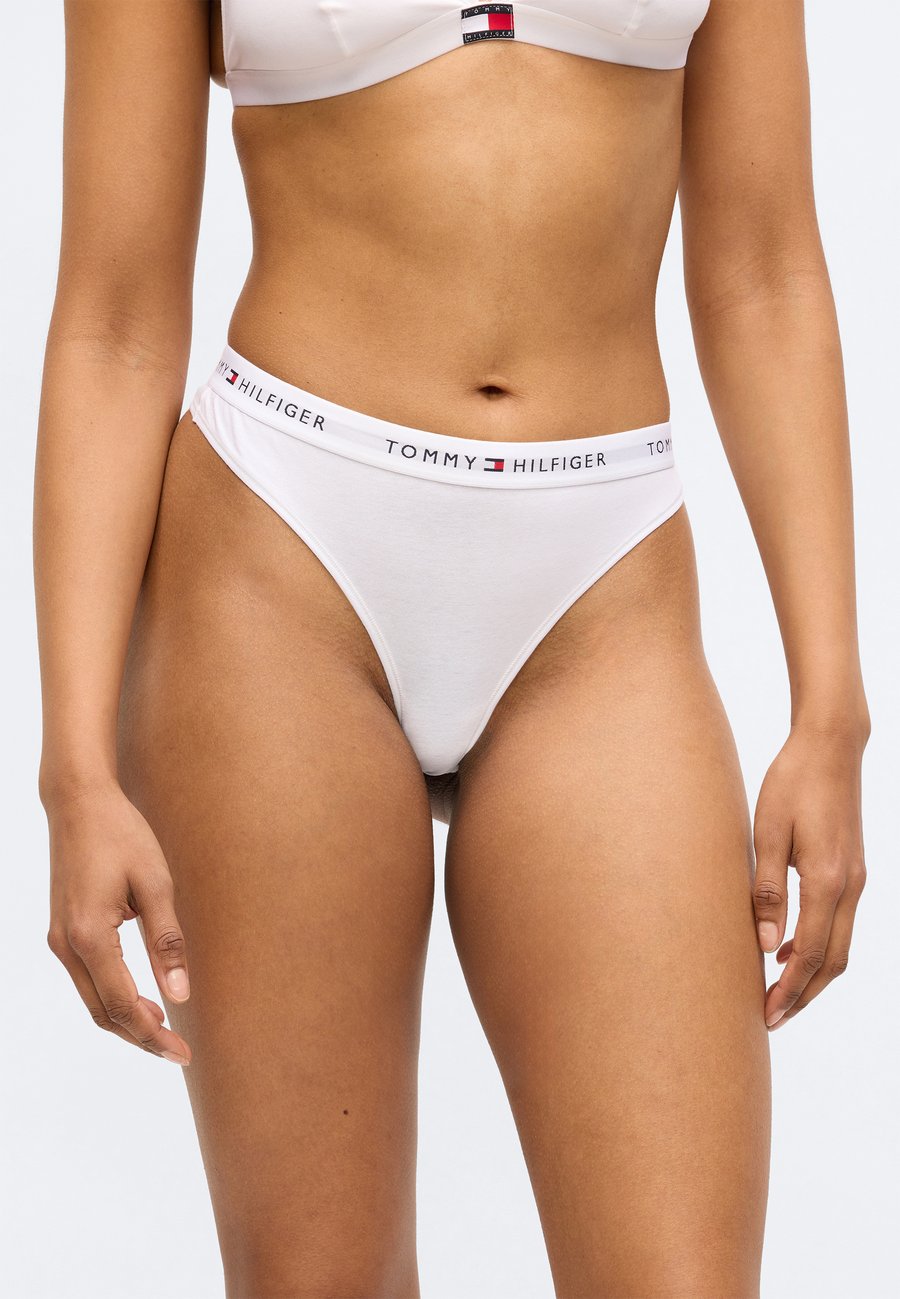 Трусы Tommy Hilfiger THONG 3 PACK, Desert Sky/White/Primary Red/Dark Blue — фото 4