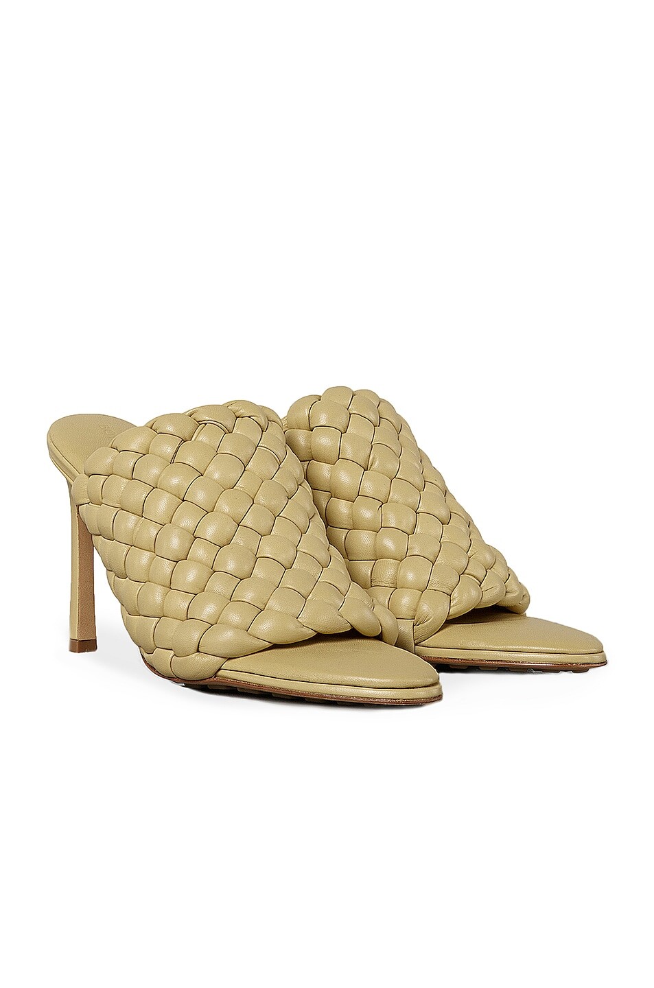 Кожаные сандалии с мягкой подкладкой Bottega Veneta, цвет Tapioca — фото 2