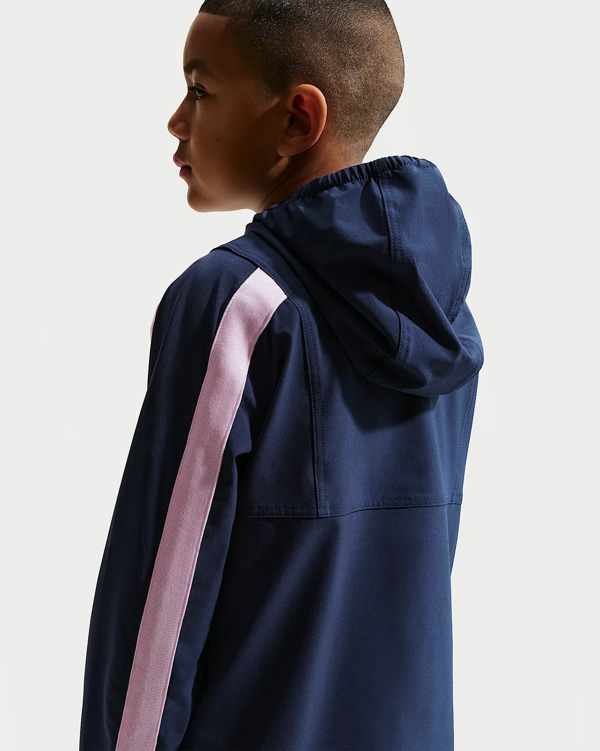 Детская ветровка Nike Energy Repel Soccer Woven, Midnight Navy/Court Blue/Pink Foam/Court Blue — фото 2