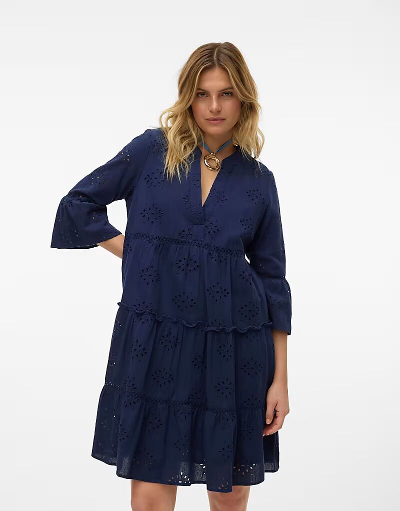 

Vero Moda мини-платье с V-образным вырезом и вышивкой в ​​стиле бродери темно-синего цвета