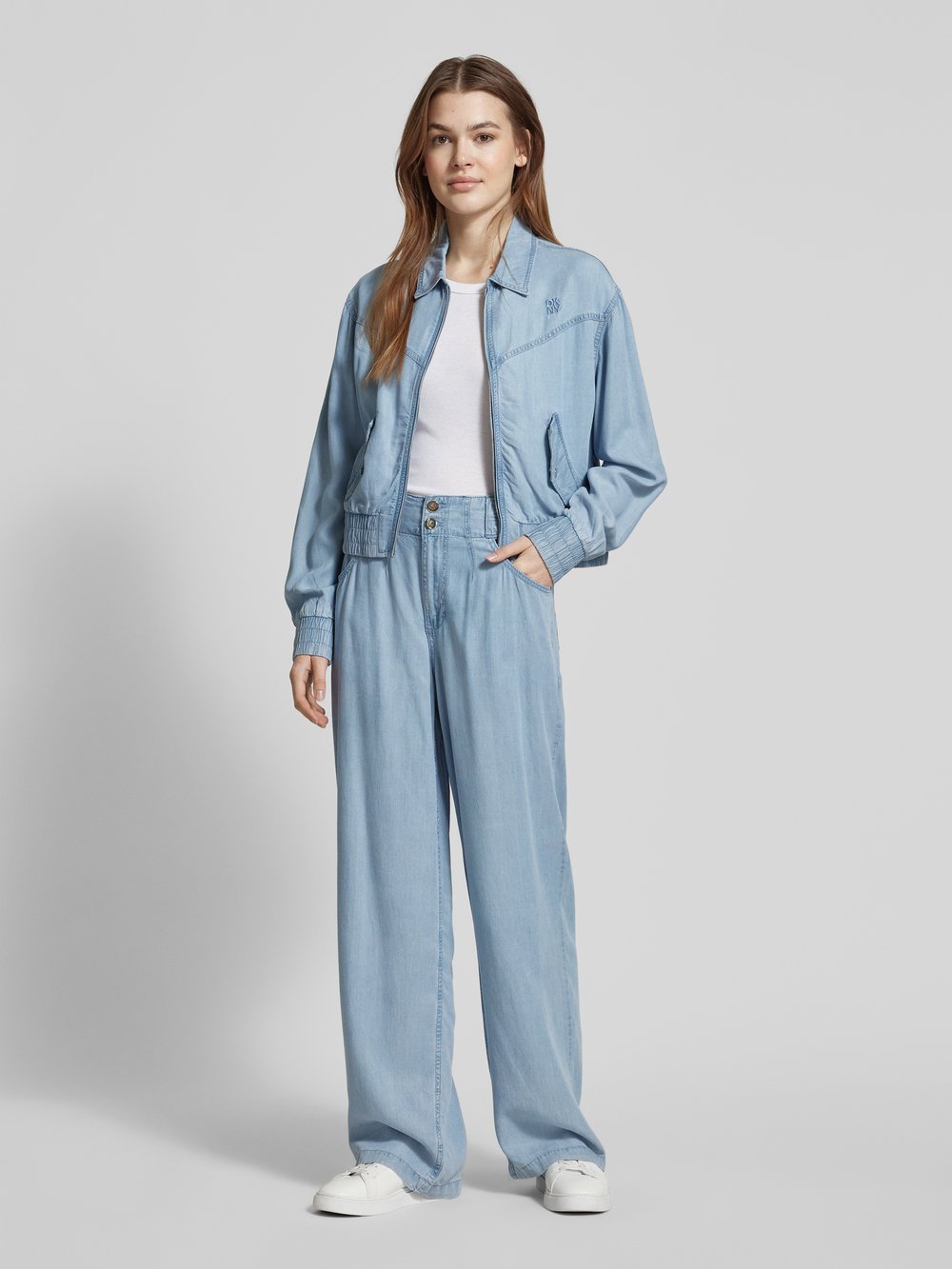 

Джинсы прямого кроя с карманами DKNY