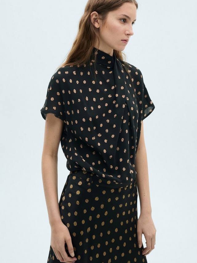 

Модный топ в горошек Mango, черный