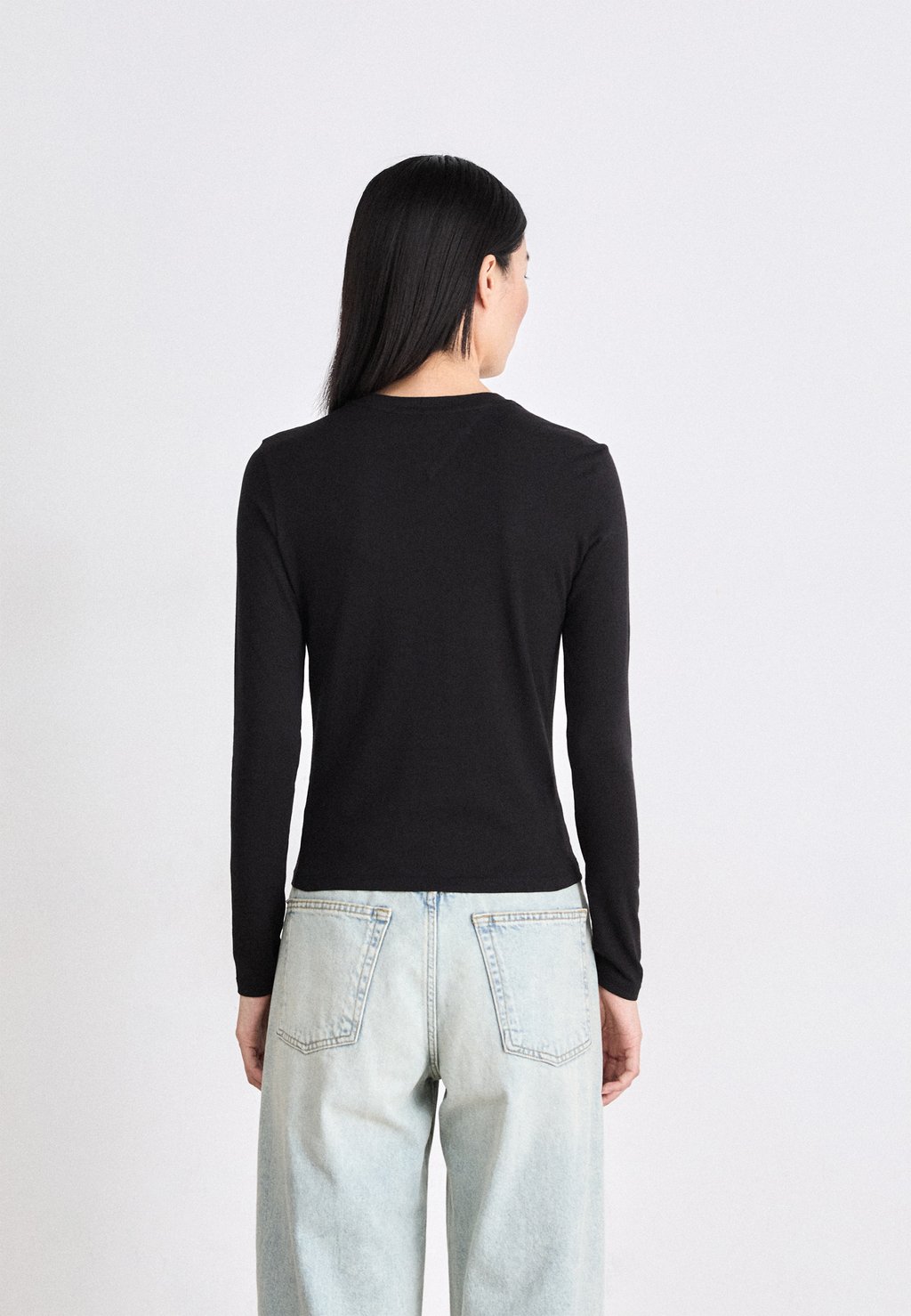 

Топ с длинными рукавами SLIM LINEAR TEE Tommy Jeans, черный