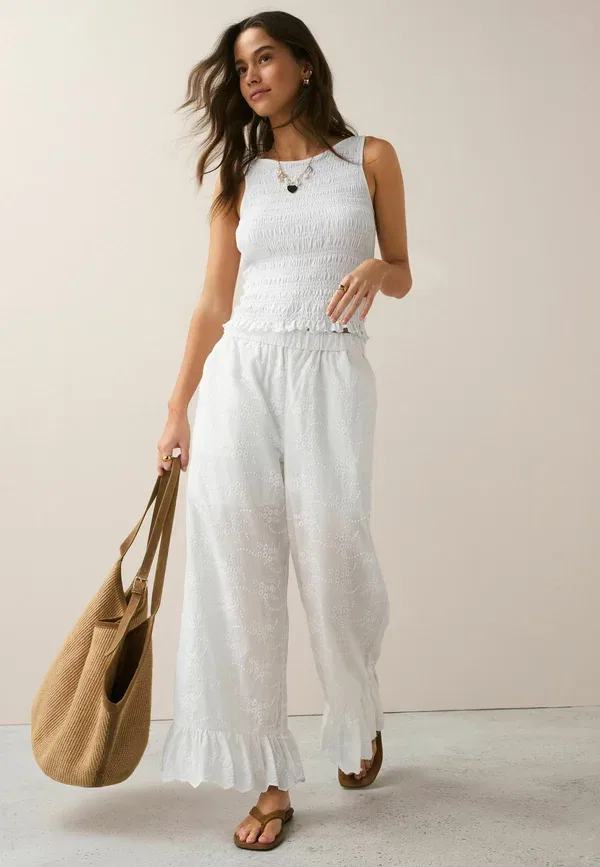 Брюки Next, Regular fit broderie frill hem crop wide trousers, цвет экрю — фото 2