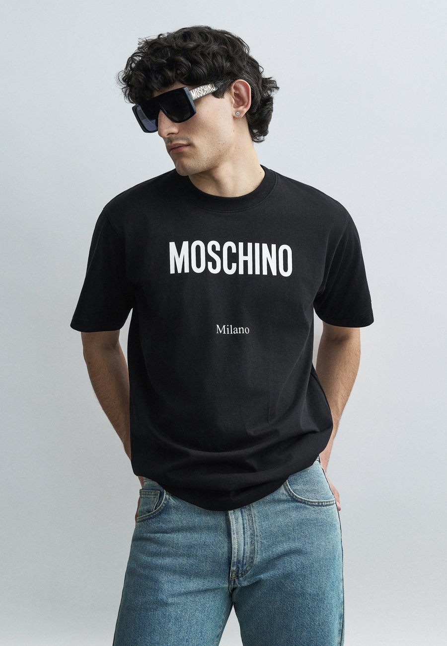 

Футболка MOSCHINO Print T-shirt, Fantasia Nero/Black, Черный, Футболка MOSCHINO Print T-shirt, Fantasia Nero/Black
