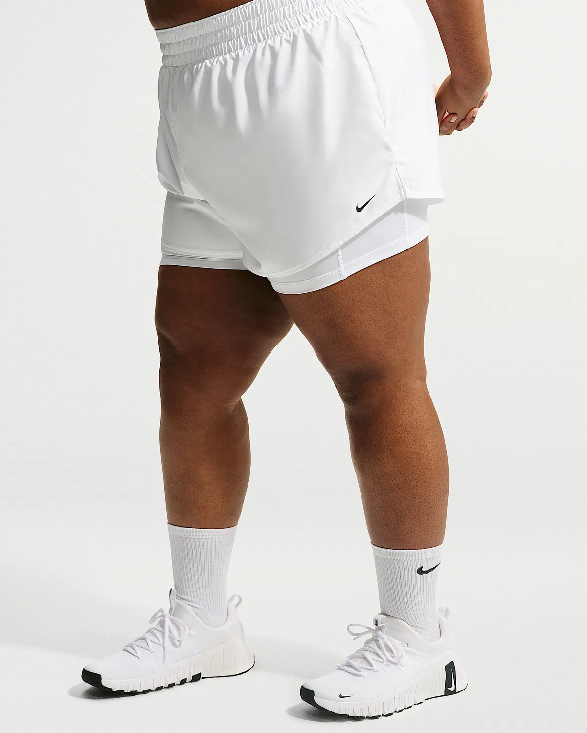 Женские шорты 2-в-1 с высокой посадкой, 3" (плюс размер) Nike Dri-FIT One, White/Black — фото 2