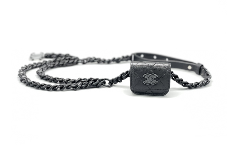 

CHANEL Сумка на пояс из зерненой телячьей кожи с глянцевым металлическим покрытием для наушников AirPods Pro женская черная