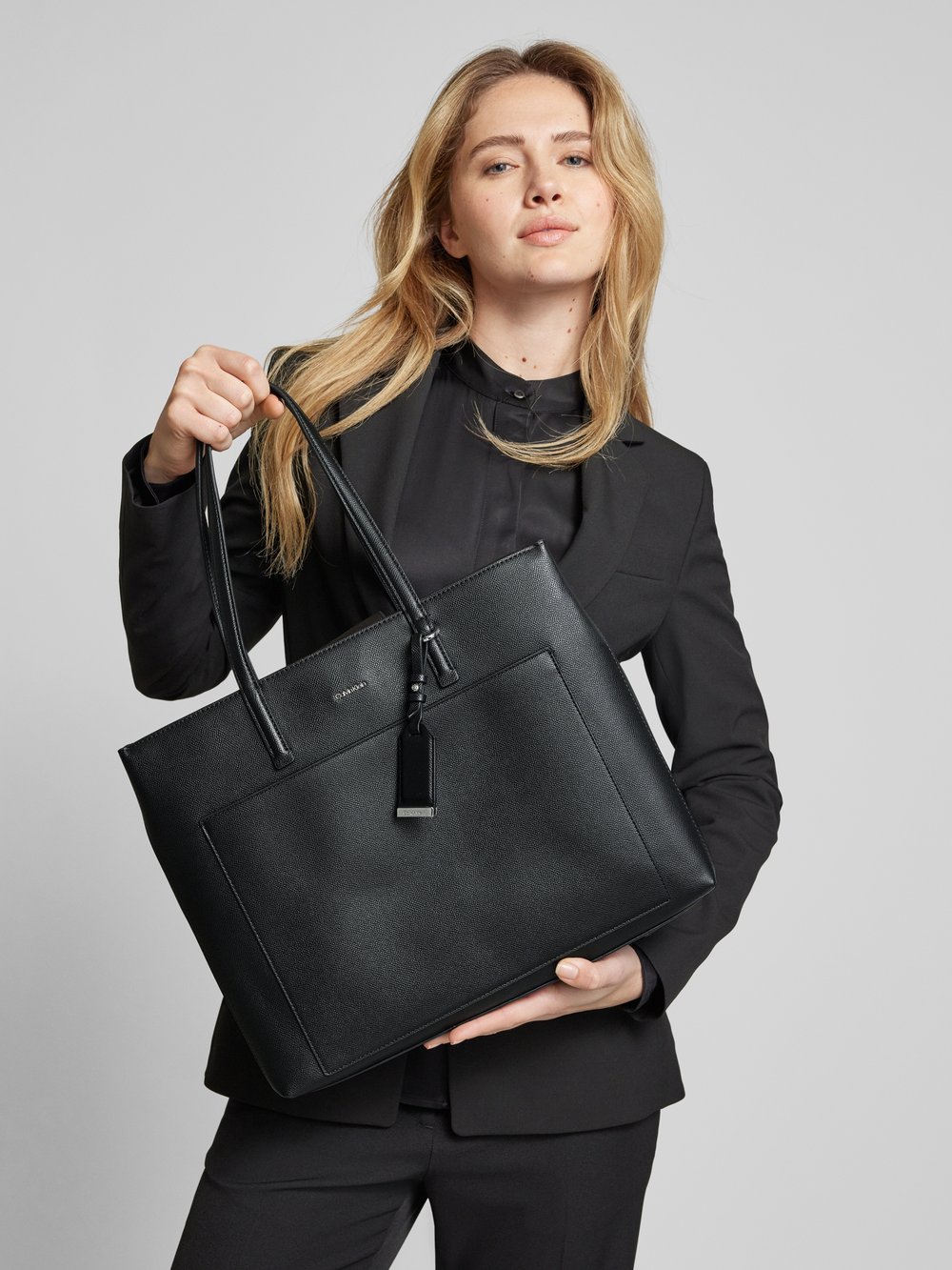 

Сумочка с подвеской-лейблом модель 'CK MUST' CK Calvin Klein, черный
